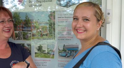 Auszubildende und Ausbilderin vor dem Pflegedienst-Eingang in Lilienthal