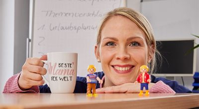 Mitarbeiterin Pflegedienst am Schreibtisch mit Playmobil-Figuren