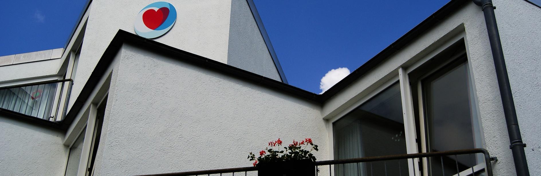 Pflegehilfskraft / Pflegeassistentin, lächelt in die Kamera