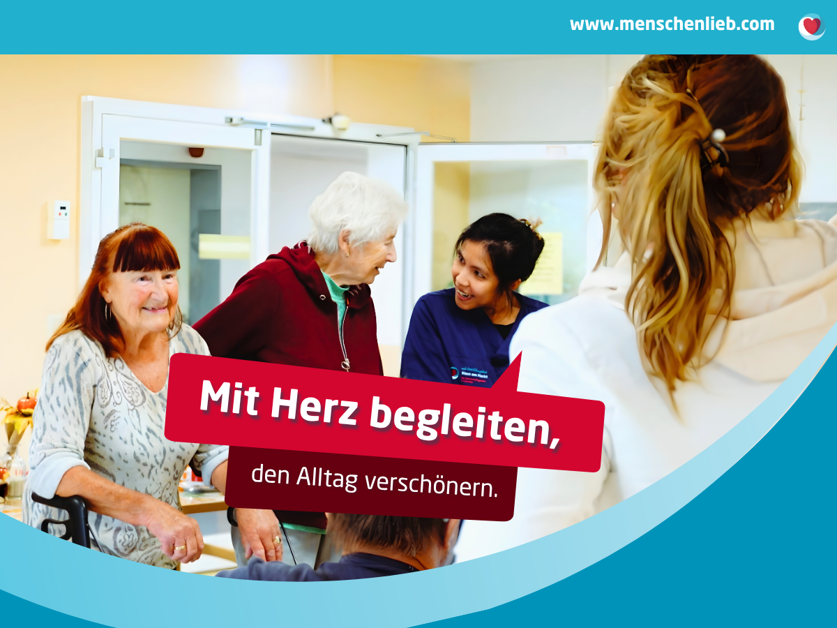 Betreuungskraft betreut eine ältere Dame