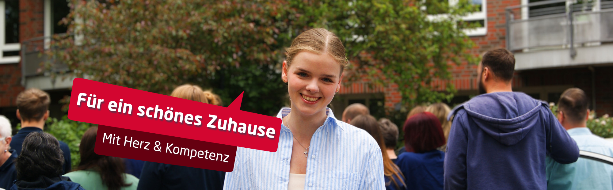 Hauswirtschaftskraft betreut eine ältere Dame