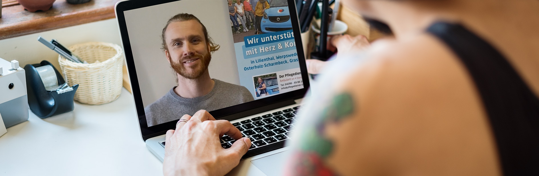 Eine Person von einem Laptop mit einer Online Veranstaltung von Sven Mensen